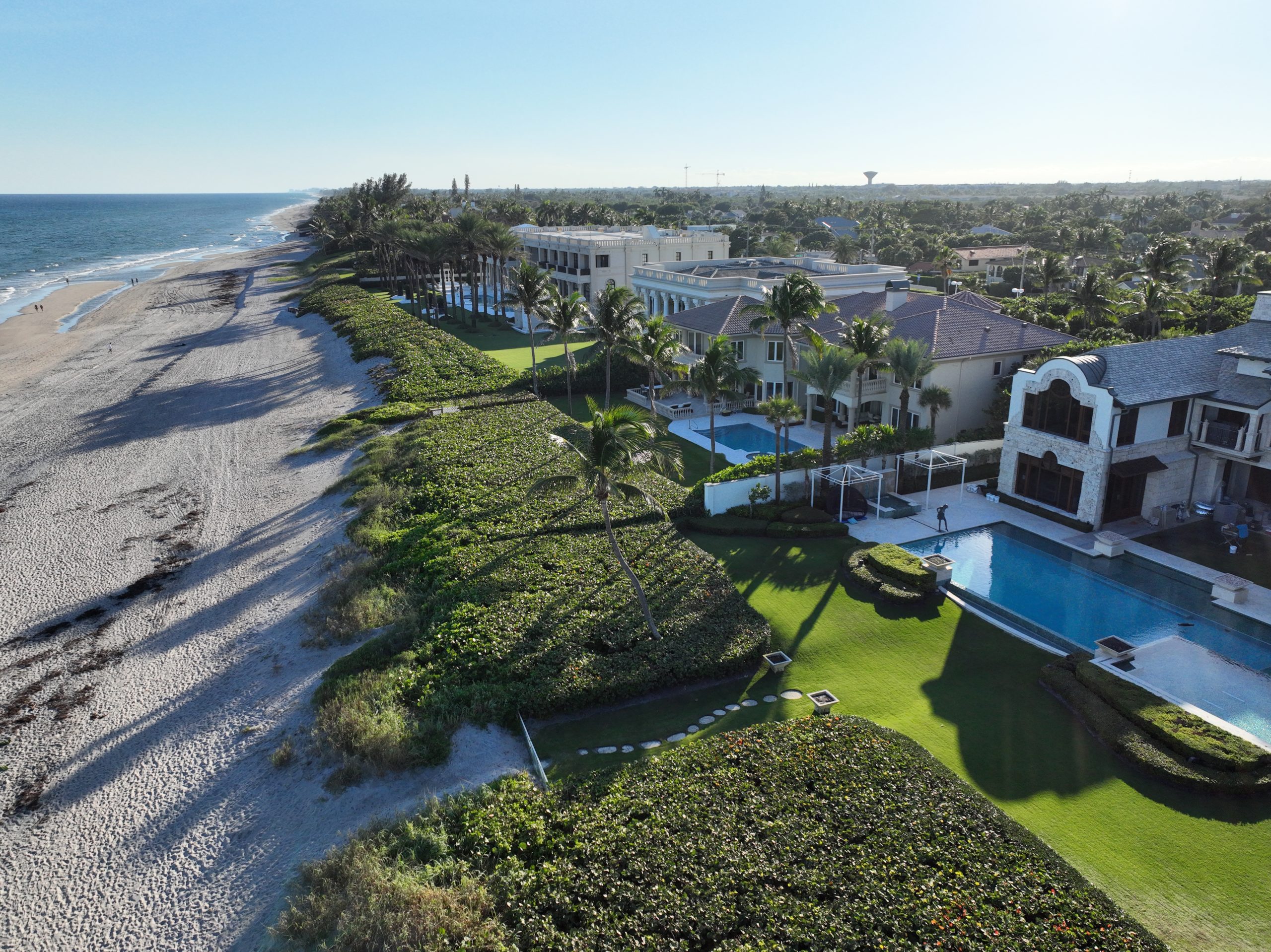 Luxury Beach House vs. Lake House in Fort Lauderdale: Which One is Better to Live in?